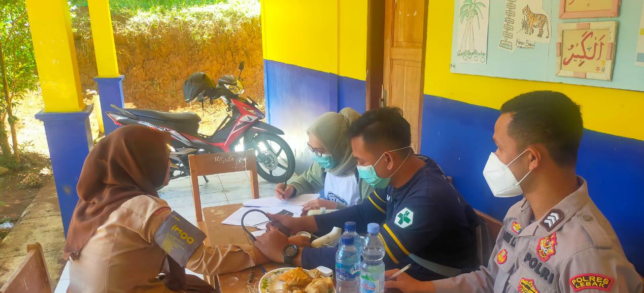 Polsek Cilograng Polres Lebak dan Puskesmas Cilograng Menggelar Vaksinasi di SMP 3 Cilograng Desa Cikamunding
