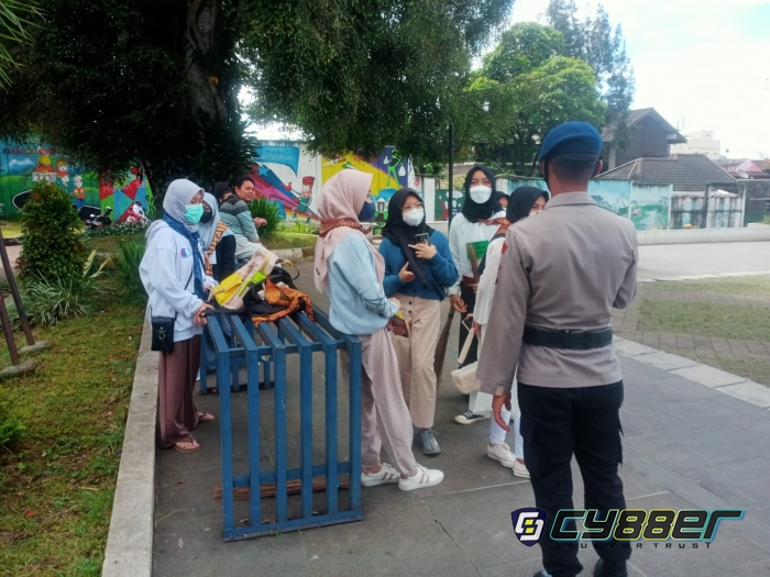 Lakukan Patroli, Personel Sat Brimob Polda Jabar Ingatkan Prokes 
