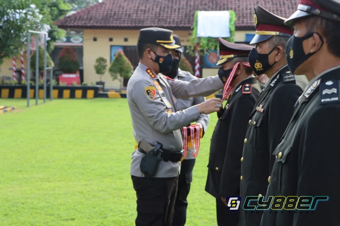 Polresta Cirebon Gelar Upacara Wisuda Purna Bhakti Anggota Polri dan ASN