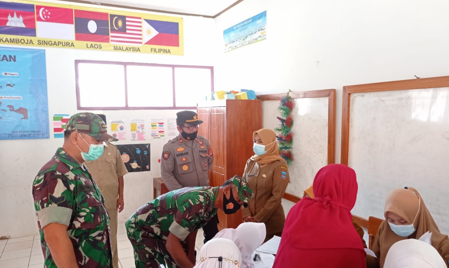 Kapolsek Bersama Danramil Langkaplancar Pangandaran Monitoring Vaksinasi Anak 