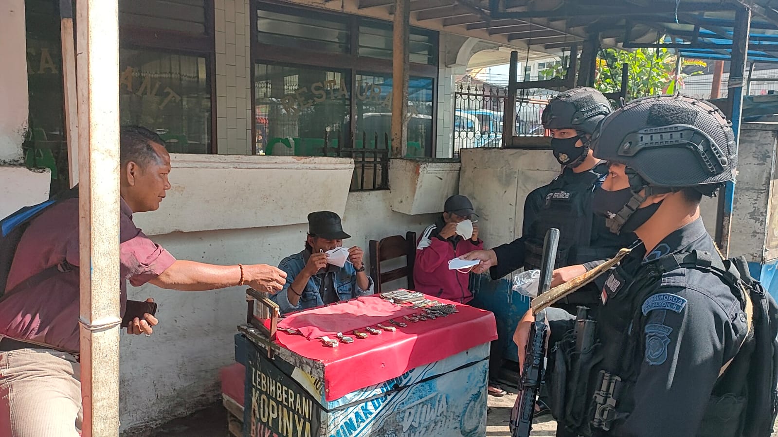 Cegah Covid-19, Polisi Beri Edukasi Vaksin dan Bagikan Masker