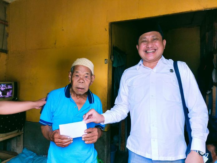 Penjual Cilok dikunjungi Oleh Anggota Dewan
