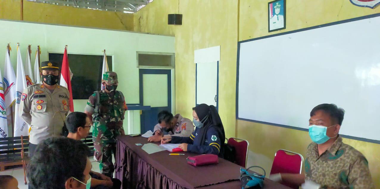 Polsek Cilograng Polres Lebak Bersama Puskesmas Cilograng Melaksanakan vaksinasi di Desa Cirendeu Kecamatan Cilograng.