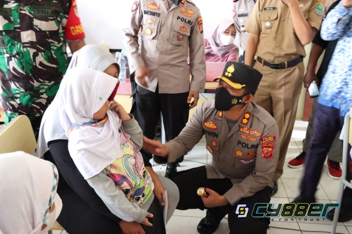 Berikan Semangat, Inilah yang Dilakukan Kapolres Saat Pantau Vaksinasi di SDN Karamat I Palasah