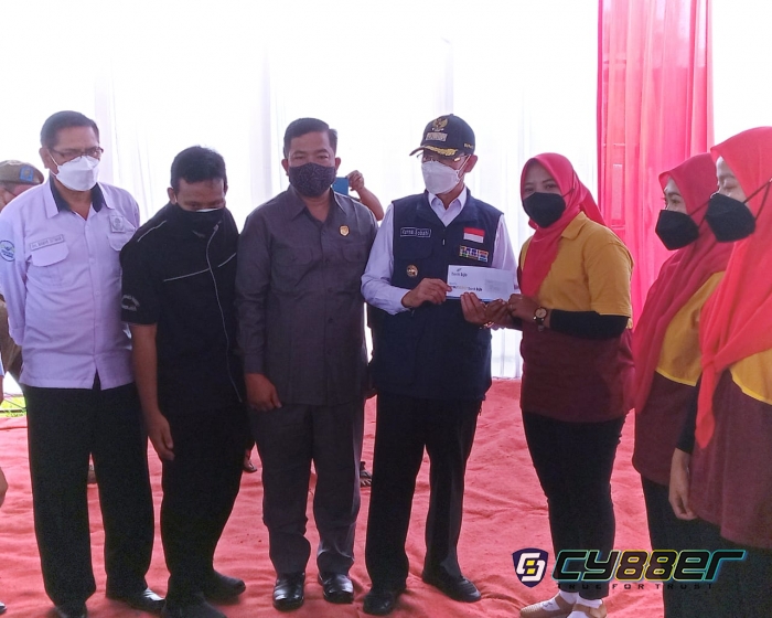 Bupati Majalengka Serahkan BLT Dana Bagi Hasil Cukai