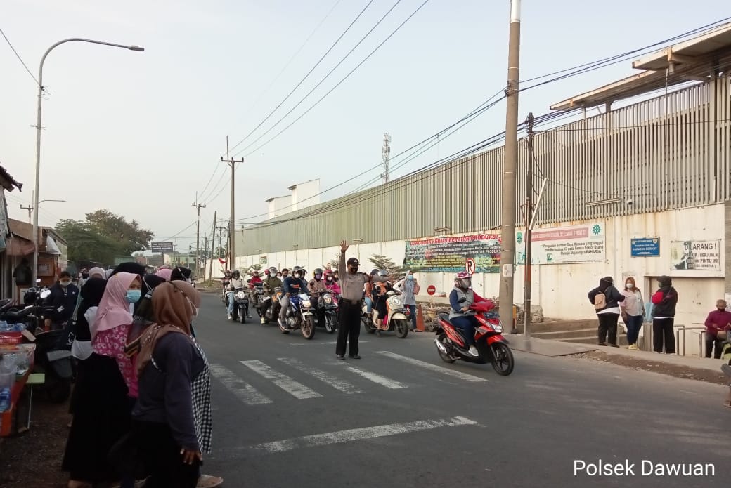 Anggota Polsek Dawuan Polres Majalengka Gatur lalin Dan Bantu sebrangkan Karyawan Pabrik