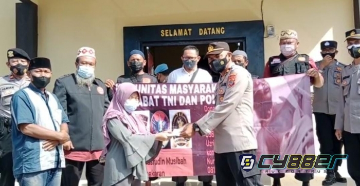 Bersama Kombat TNI Polri, Polsek Pulau Panggung Serahkan Bantuan ke Korban Kebakaran 