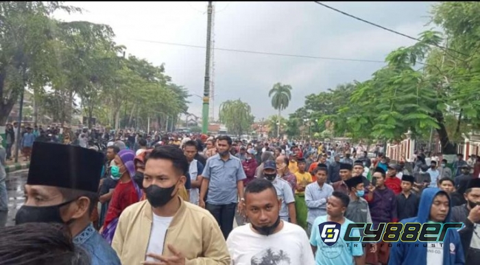 Tolak Penetapan Pilkades Serentak, Masyarakat Demo Besar-besaran di Depan Kantor Bupati Pamekasan 