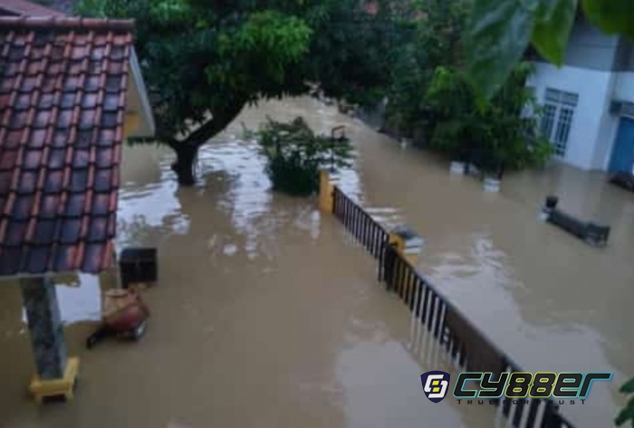 Banjir Setinggi Dada Orang Dewasa Rendam Kecamatan Waled dan Karang Wareng Cirebon .