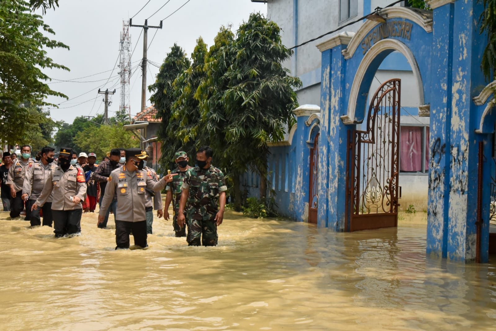 Kapolresta Cirebon Tinjau Lokasi Banjir di Kecamatan Waled