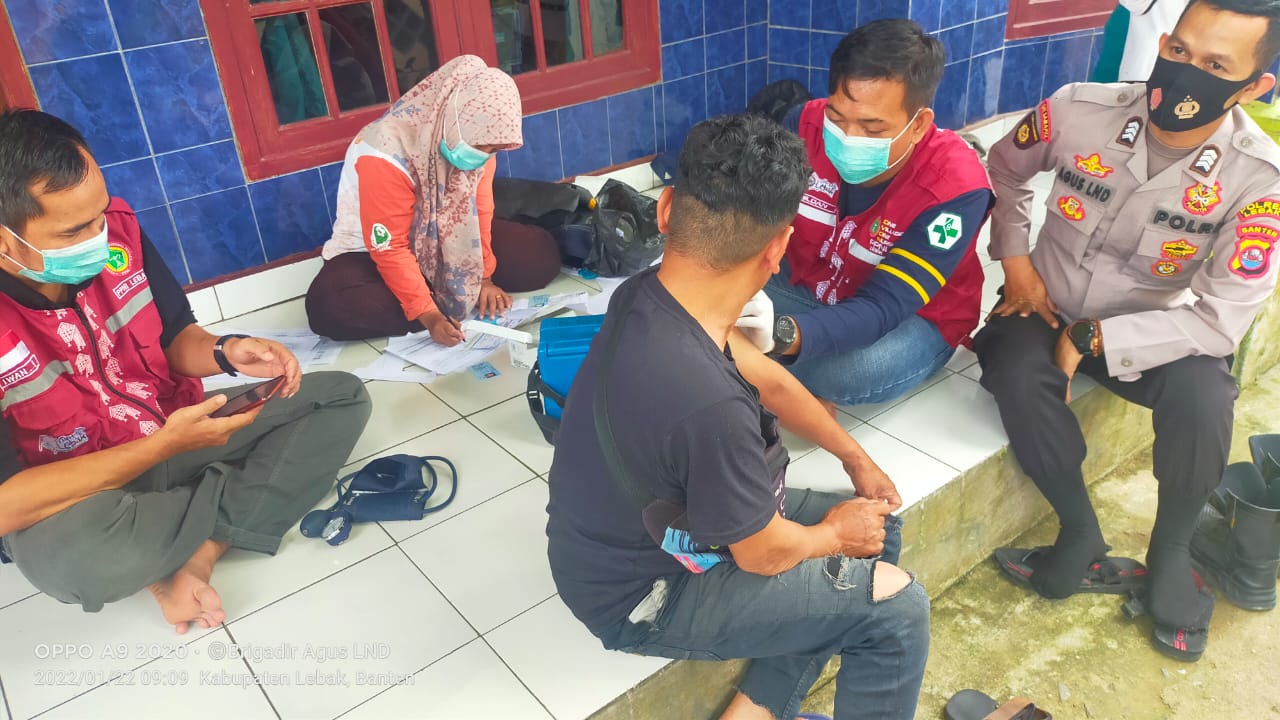 Vaksinasi Covid-19 di Kp. Paris, Desa Pasir Bungur Kecamatan Cilograng.