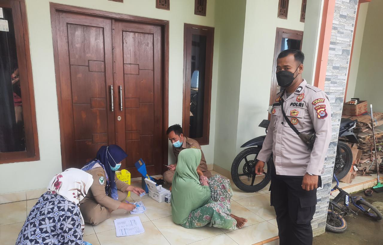 Antusias masyarakat Kampung Cigondok mengikuti vaksin Covid-19.