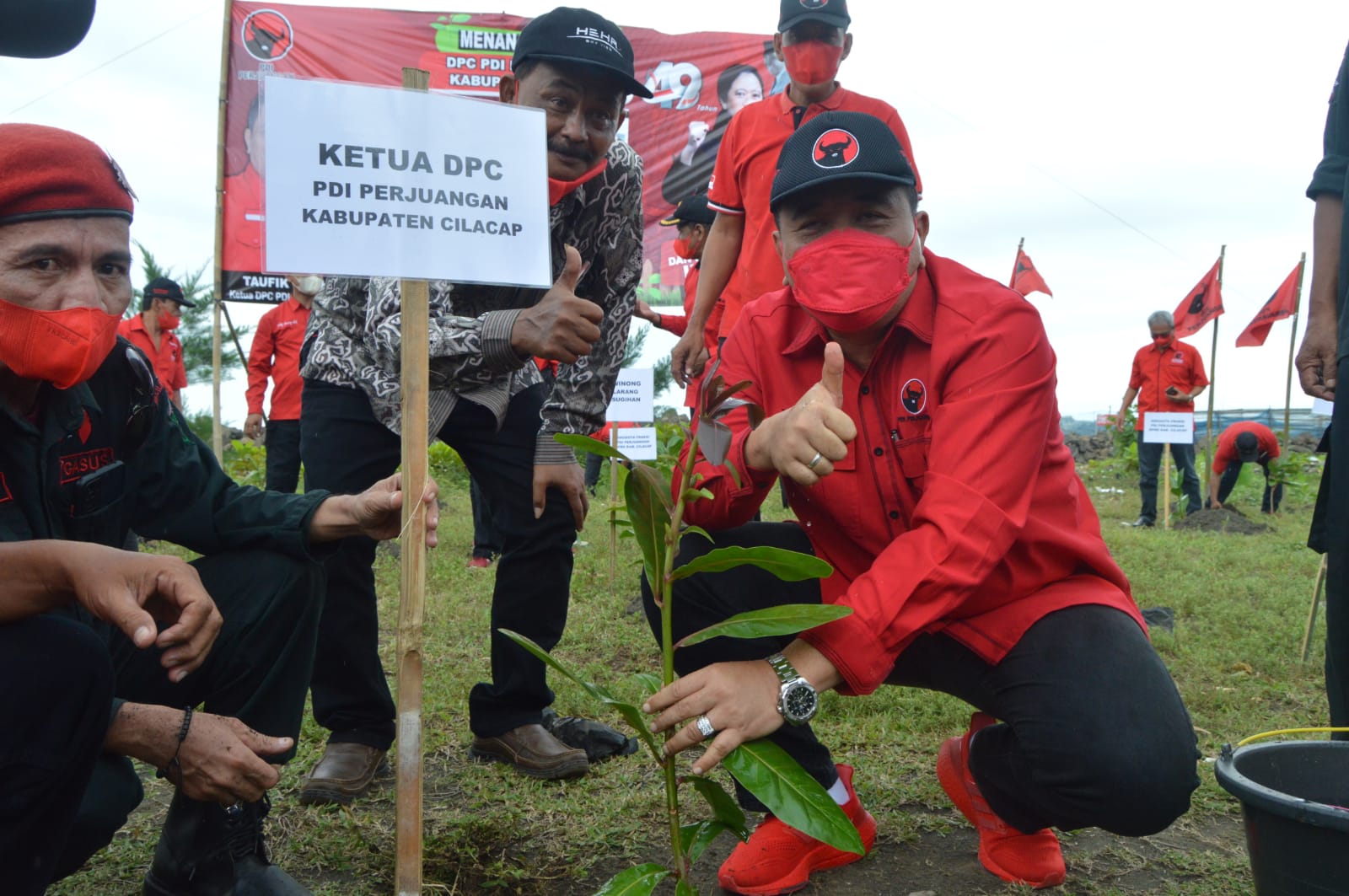 Kader PDI Perjuangan Kabupaten Cilacap Beri Kado Ulang Tahun ke-75 Dengan Melaksanakan Reboisasi Untuk Hj Prof Megawati Soukarno Putri 