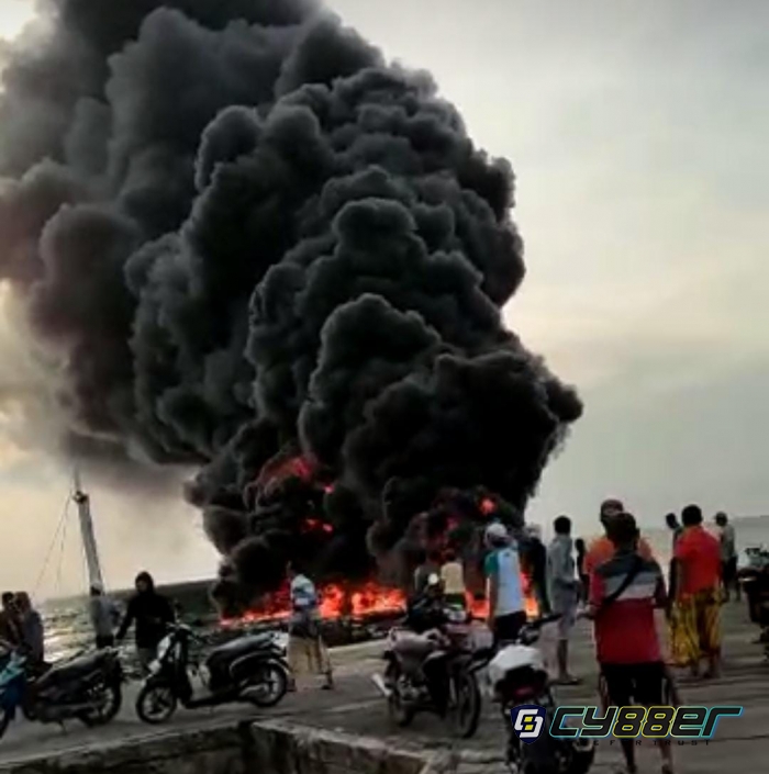 Viral.. Angkut BBM dan Sembako, Perahu Meledak dan Terbakar di Peraian Gayam