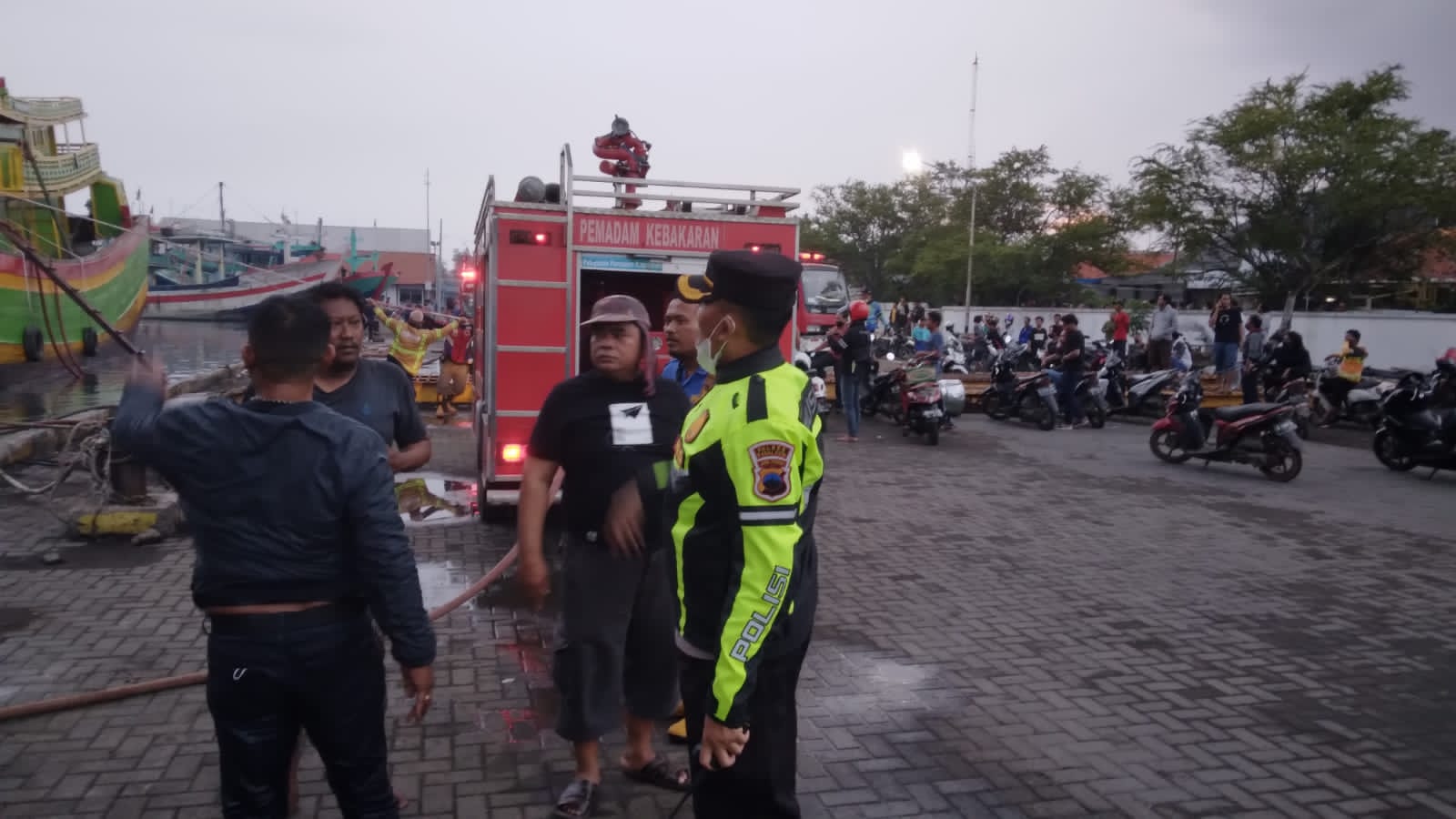 Kebakaran Belasan Kapal di Pelabuhan Pelindo Tegal, Polisi Arahkan Puluhan Kapal ke Lokasi Aman
