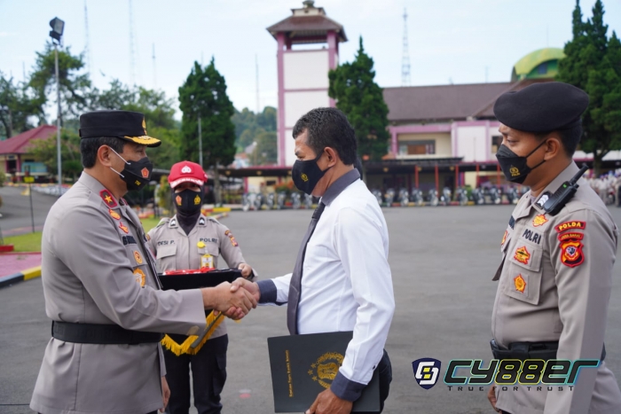 Wakapolda Jabar Pimpin Upacara Penutupan Dikbangspes Desentralisasi Harkamtibmas dan Pelatihan Mop Serta Peninjauan Gelar Kesiapan Diktukba Polri Tahun 2022