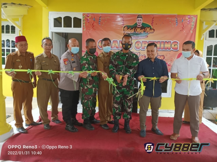 Kasdim May Inf Agus Buka Grand Opening RM Bebek Mas Mun Sidomulyo