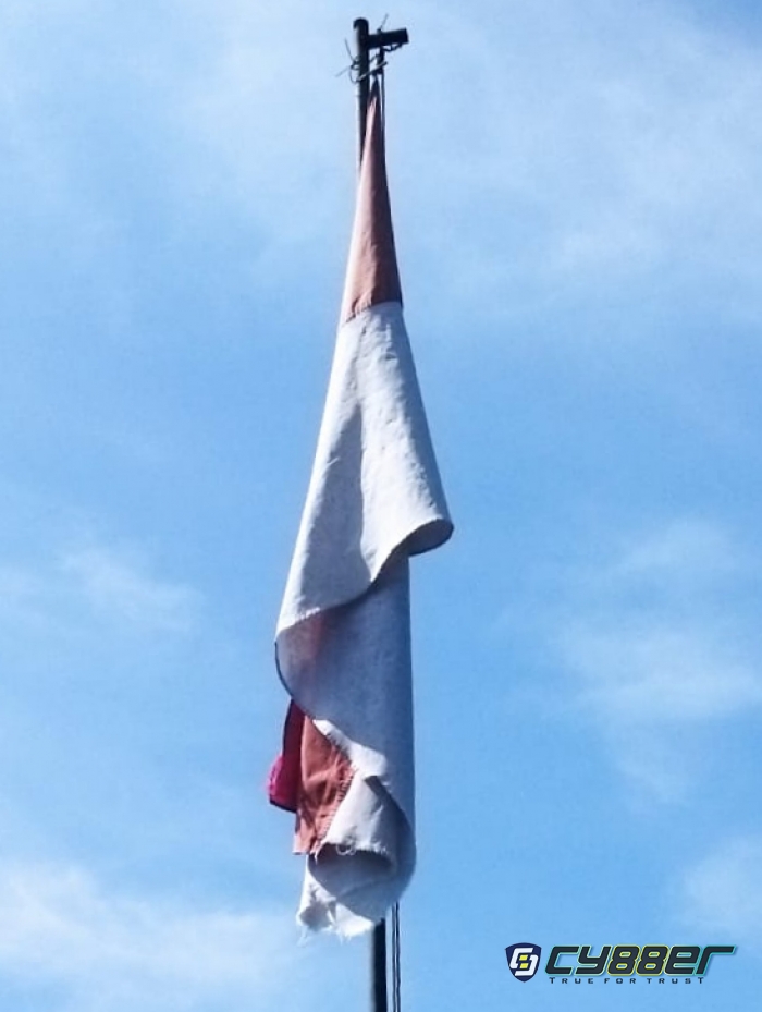 Duh, Bendera Sudah Usang dan Robek masih Terpasang di Depan Kantor Desa Purwasari dan Sindangasih