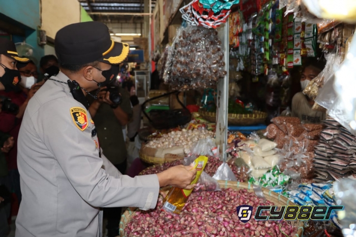 Pastikan Stok dan Harga Minyak Goreng Stabil Polisi Datangi Pasar