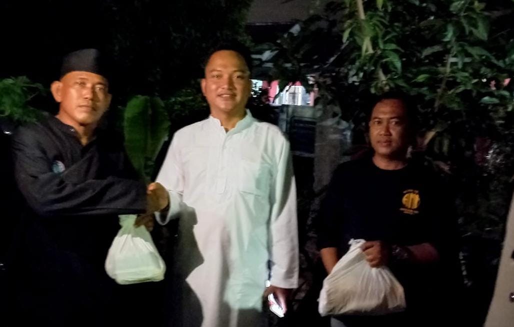 Demmy Ananda Bahary bagikan Sembako Di HUT Alisya Makmur Motor yang ke 4th.