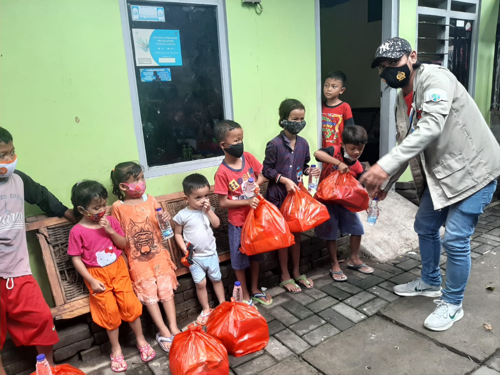 Ikatan Wartawan Online IWO Tegal Memperingati HPN 2022 Dengan Berbagi
