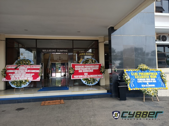 Ruang Lobby Mako Polres Sumedang Dibanjiri Karangan Bunga
