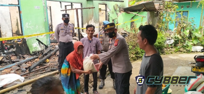 Kapolsek Pataruman Berikan Bantuan Kepada Korban Kebakaran