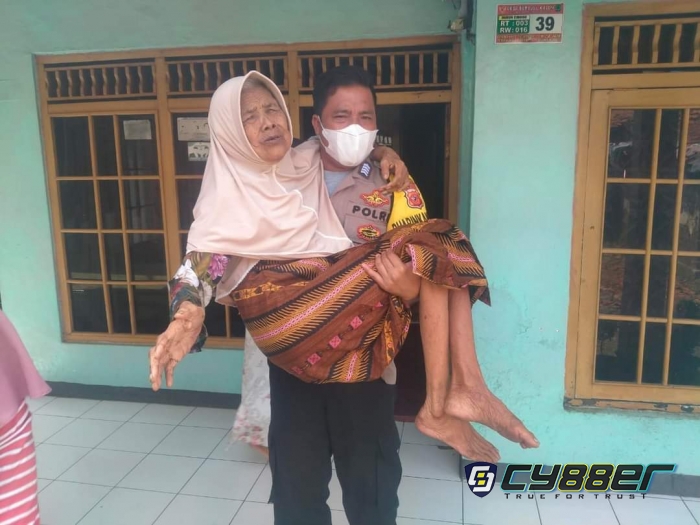 Salut, Polisi Ini Bopong Lansia untuk Divaksin