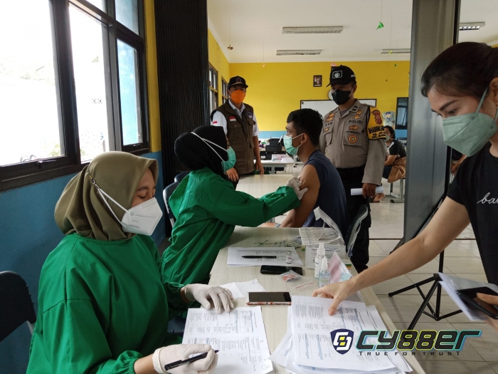 Polisi dan Satgas Covid 19 Kontrol Vaksinasi Booster