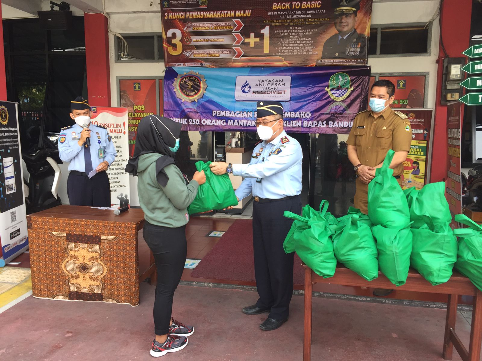 Baksos Pembagian Sembako oleh Bapas Bandung, Yayasan AIR dan Kesbangpol Jabar