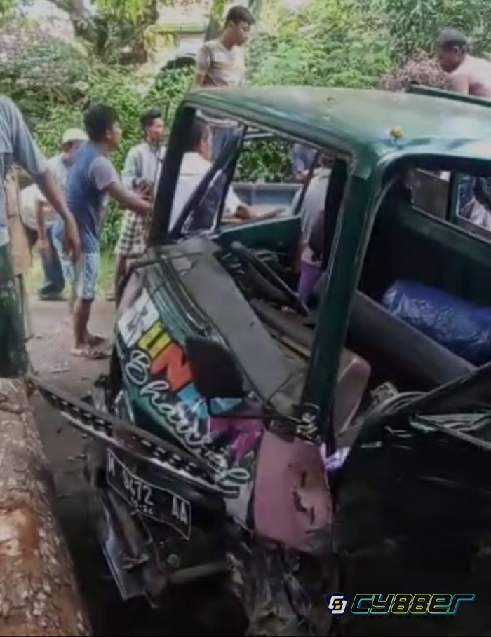 Akibat Rem Blong Sebuah Mobil Pick Up Tabrak Pohon, Satu Meninggal 4 Orang Luka - Luka