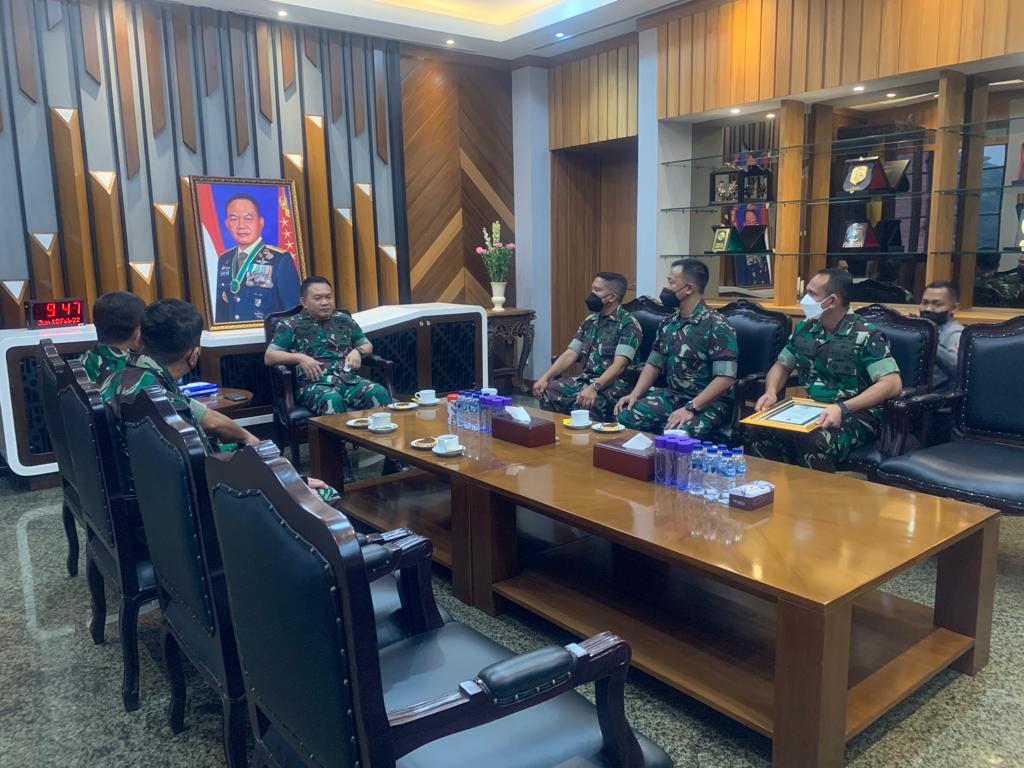 Kasad Jenderal Dudung Beri Penghargaan Atas Aksi Heroik Prajurit TNI Kodim 0617/Majalengka 