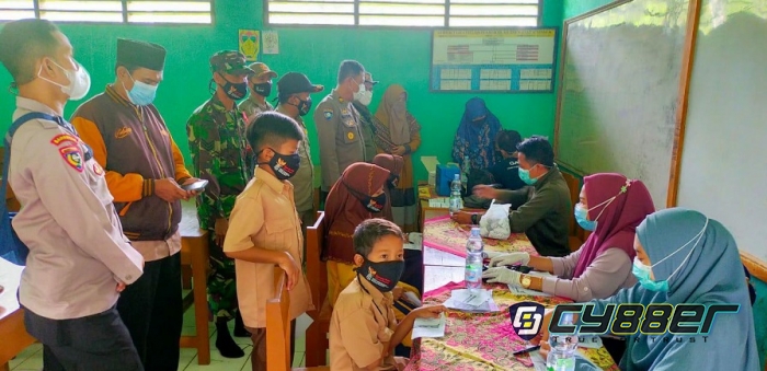 Polsek Cilograng monitoring Vaksinasi di Mi Mathla