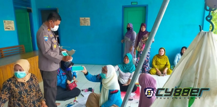 Polsek Cilograng Himbau Prokes dan Bagikan Masker Gratis pada Masyakat