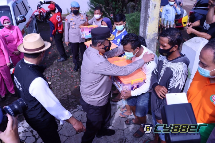 Kapolda Bersama Gubernur Jabar Tinjau Lokasi Bencana Alam dan Gerai Vaksin Presisi