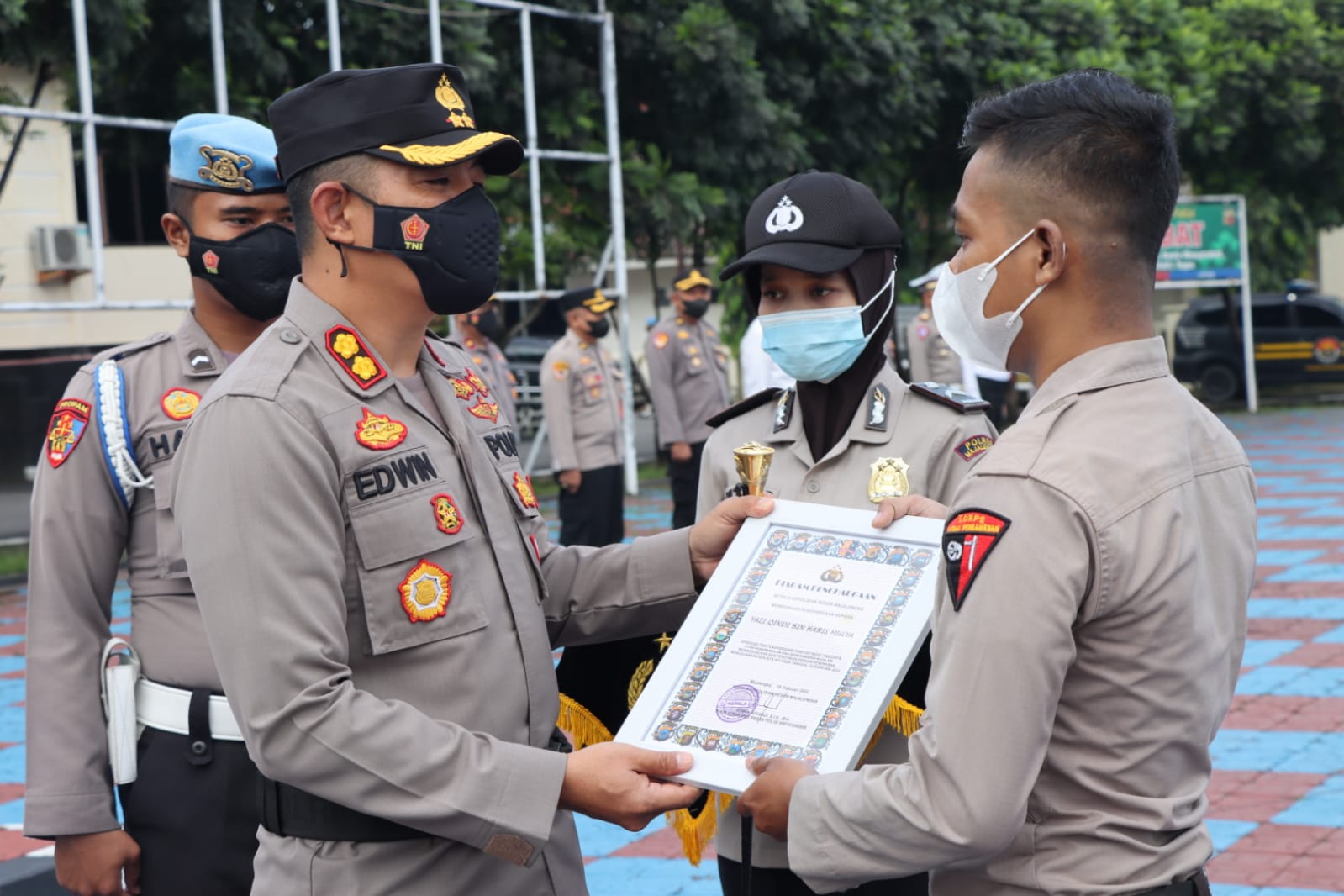 Kapolres  Majalengka Polda Jabar Berikan Penghargaan Kepada Warga Yang Gagalkan Aksi Curanmor