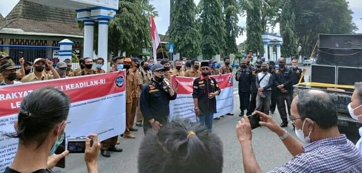 Sejumlah Perangkat Desa Lakukan Aksi Demo di Halaman Pemkab dan Kantor DPRD Kabupaten Lahat