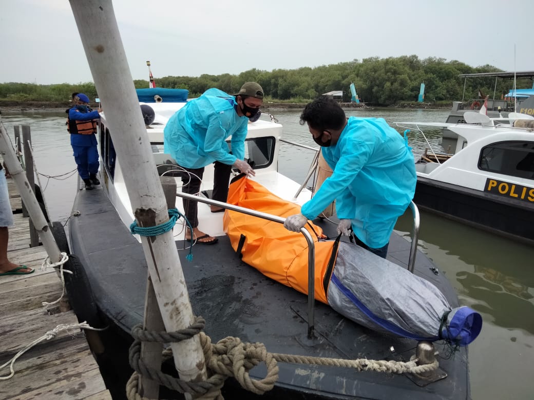 Polisi Evakuasi Jenazah ABK Kapal yang Meninggal Saat Melaut