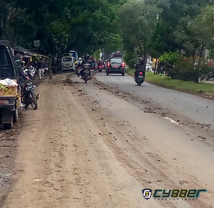 Warga Balandongan Sukabumi Keluhkan Proyek Indo Marko yang Kotori Jalan