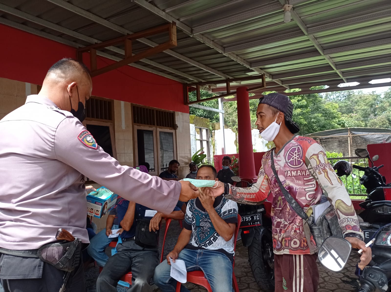 Perangi Covid-19, Polisi Imbau Prokes dan Bagikan Makser