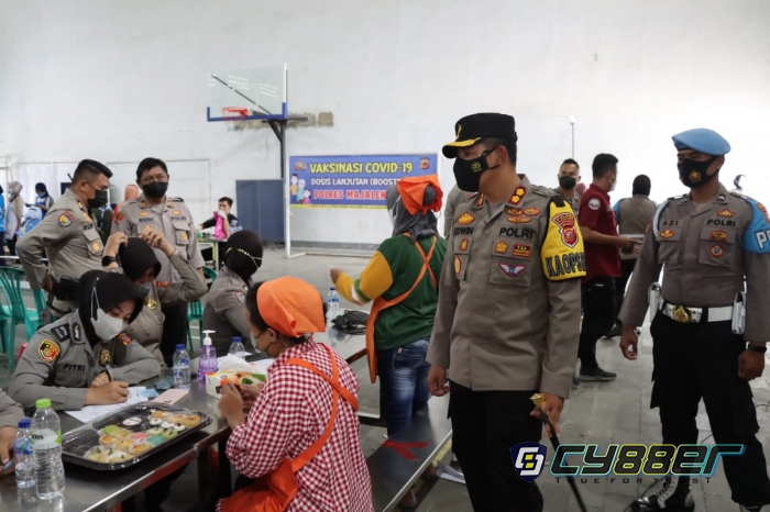 Upaya Percepatan Vaksinasi, Kapolres Majalengka Pantau Vaksinasi Massal di PT. Leetex Garment Indonesia 