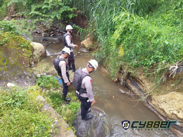 Cuaca Ekstrim Anggota Sat Brimob Polda Jabar Patroli Sar Wilayah Cianjur Puncak