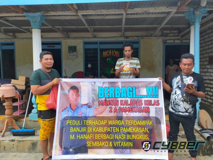 Tiga Hari Berturut - Turut, Mantan Kalapas Pamekasan Bagikan Sembako pada Warga Terdampak Banjir 
