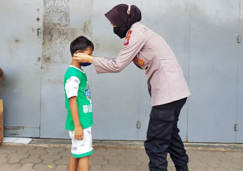 PPKM Level 3, Polwan Imbau Prokes dan Bagikan Masker