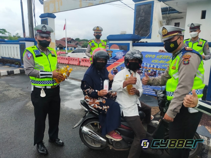 Penguna Jalan Tertib Berlalulintas Diberi Hadiah Minyak Goreng oleh Satlantas Lamsel