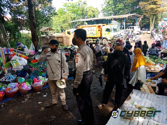 Polisi Ajak Pengunjung dan Pedagang Pasar Tumpah di Pasir Impun Untuk Divaksin