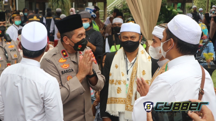 Waka Polda Jabar Cek Pelaksanaan Vaksinasi di  Gedung Negara dan Vaksinasi di Pondok Pesantren Internasional  Assyiffa