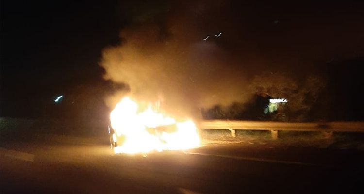 Sebuah Mobil Terbakar di Jalan Tol Arah Cileunyi Bandung