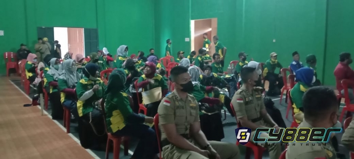 Pemdes Pasirmulya Bagikan 57 Pcs Seragam Untuk Para Ketua RT dan RW
