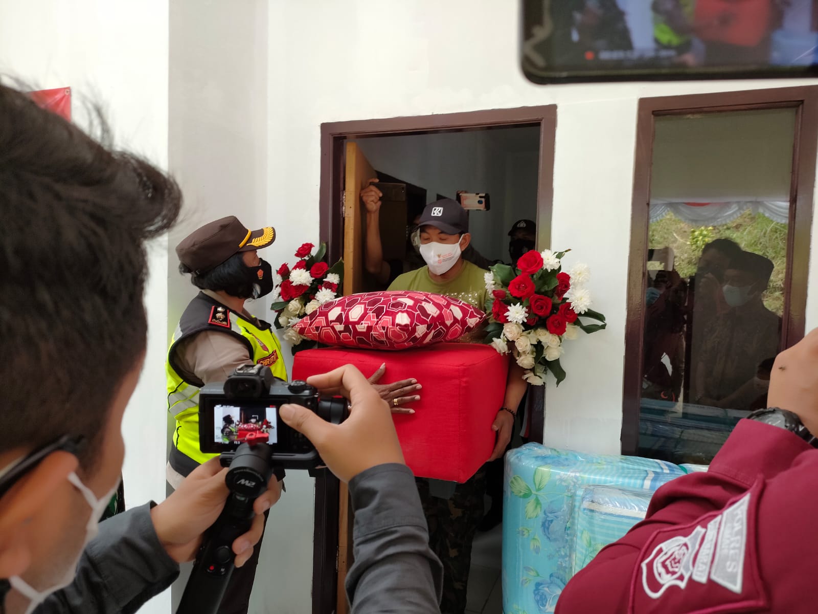 Warga Ini sangat Terharu, Rumah Tak Layak Huni Miliknya Diperbaiki Polisi